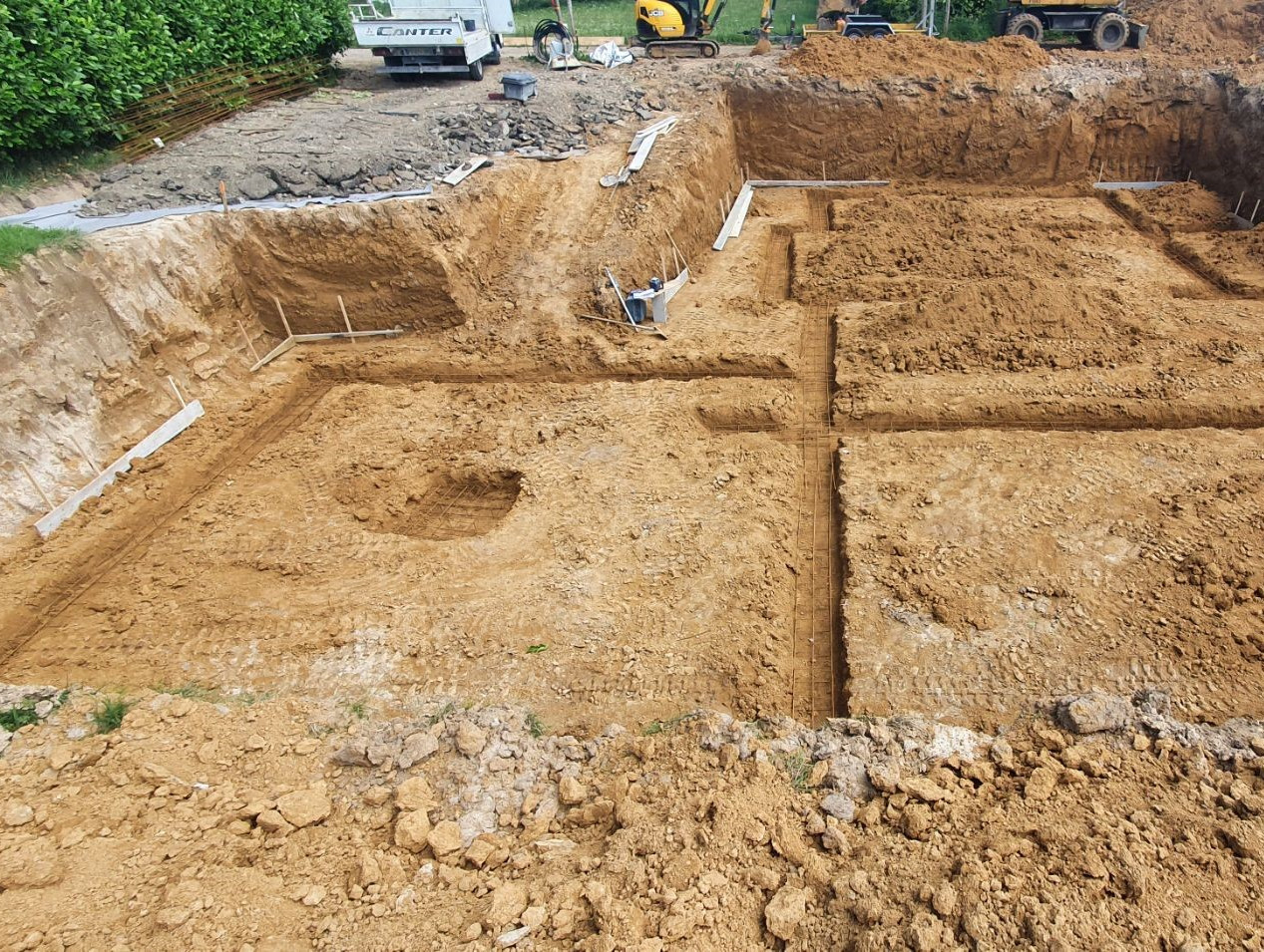 Excavation du terrain pour la mise en place des fondations d'un bâtiment.